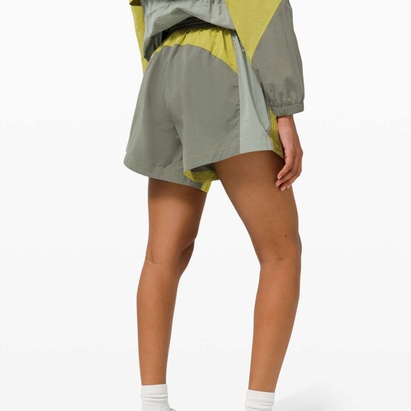 Lululemon Evergreen Short
Grey Sage / Yellow Pear / Green Fern - Picture 5 of 9